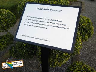 Oorlogsmonument, metalen plaat op paal